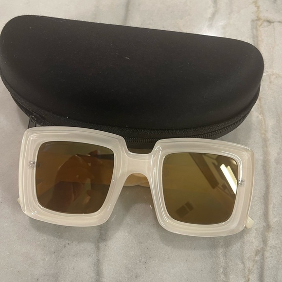 Clear Acrylic frame sunglasses New with case - Picture 2 of 4